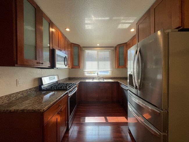 Building Photo - Welcome Home to 5 bedrooms 3 baths!