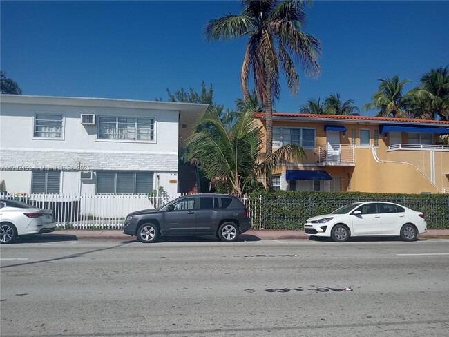 Foto del edificio - 8132 Harding Ave