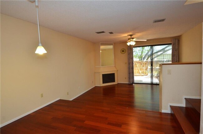 Building Photo - 7122 Wood Hollow Dr