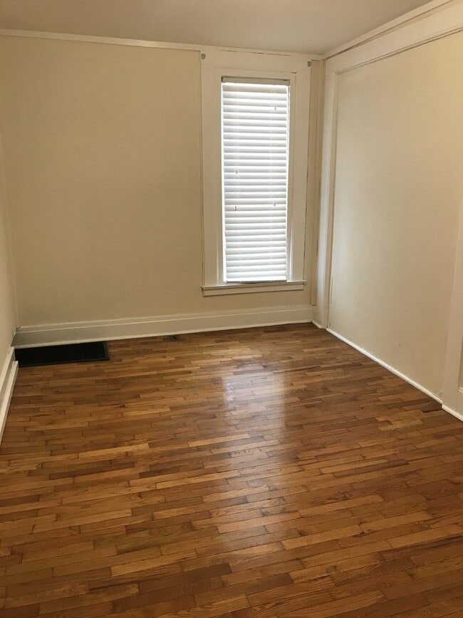 Building Photo - PLACEMENT - Eagle St., 317