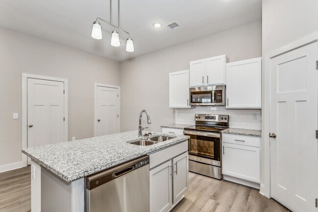 Foto del edificio - Built in 2023 Town Home with fenced yard &...