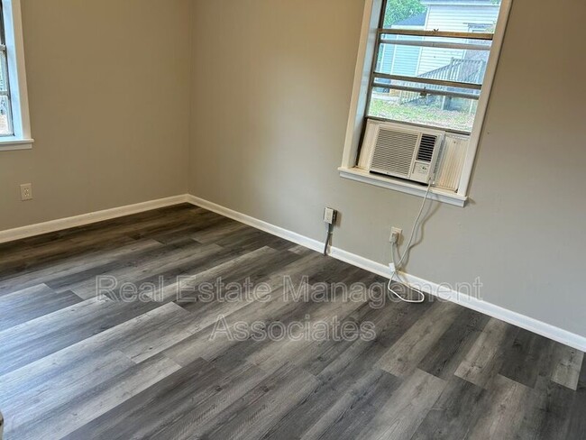 Building Photo - 206 Austin St