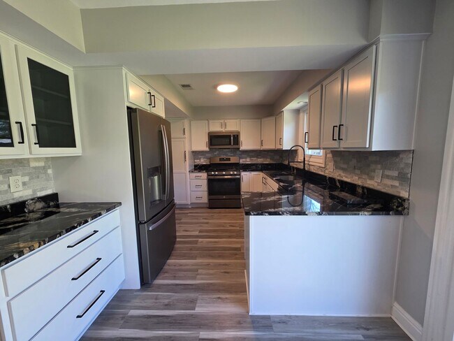 Foto del edificio - Spacious Town Home in Brighton Heights!