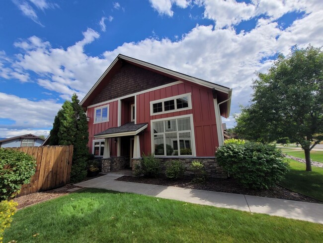 Building Photo - Adorable Furnished River Lakes Townhouse