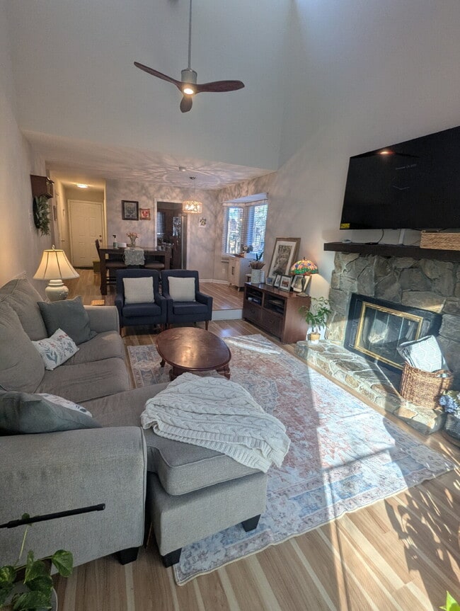 Building Photo - Cozy 2 Bedroom Unit in Raleigh!