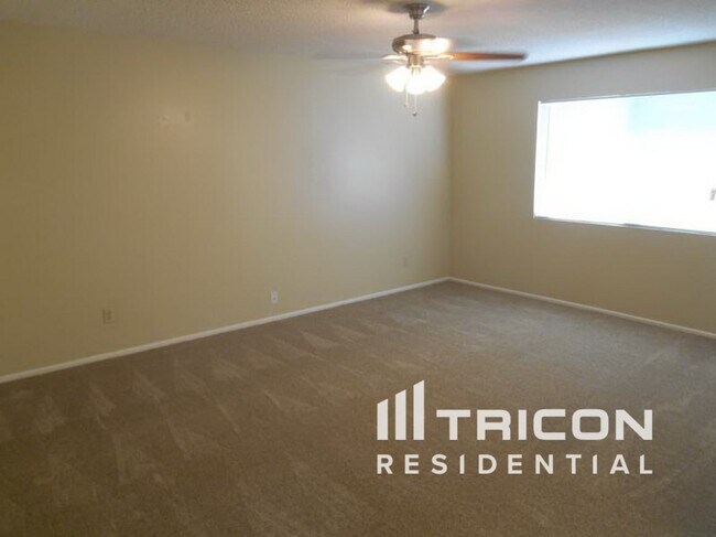Building Photo - 712 W Gary Dr