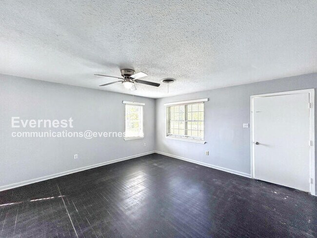 Foto del edificio - 7562 Sledge Rd