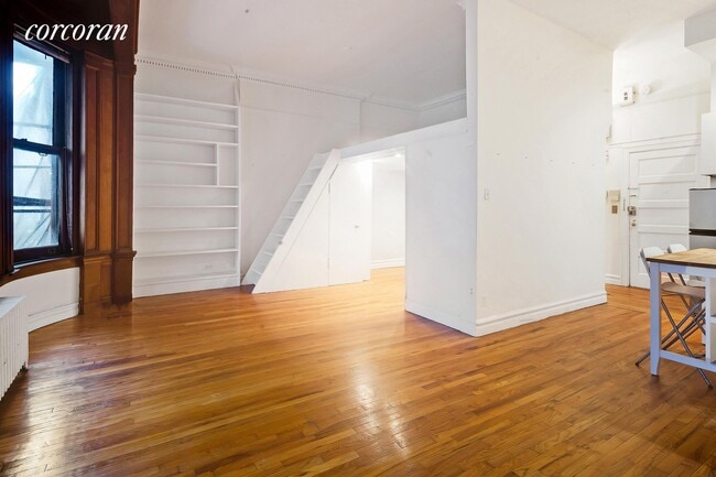 Building Photo - 230 W 72nd St