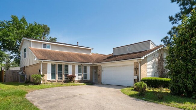 Foto del edificio - 606 Pinebrook Ln