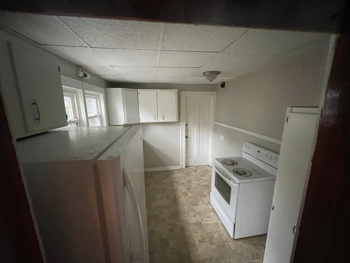 Kitchen (previously taken, stove and refrigerator not included) - 924 Bay St