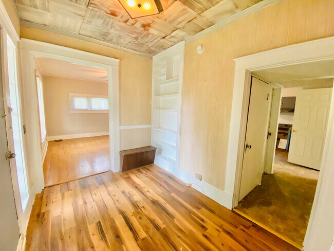 Building Photo - 222 Oakwood St