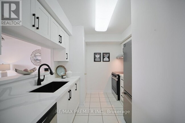 Photo du bâtiment - 325-650-650 Lawrence Ave W