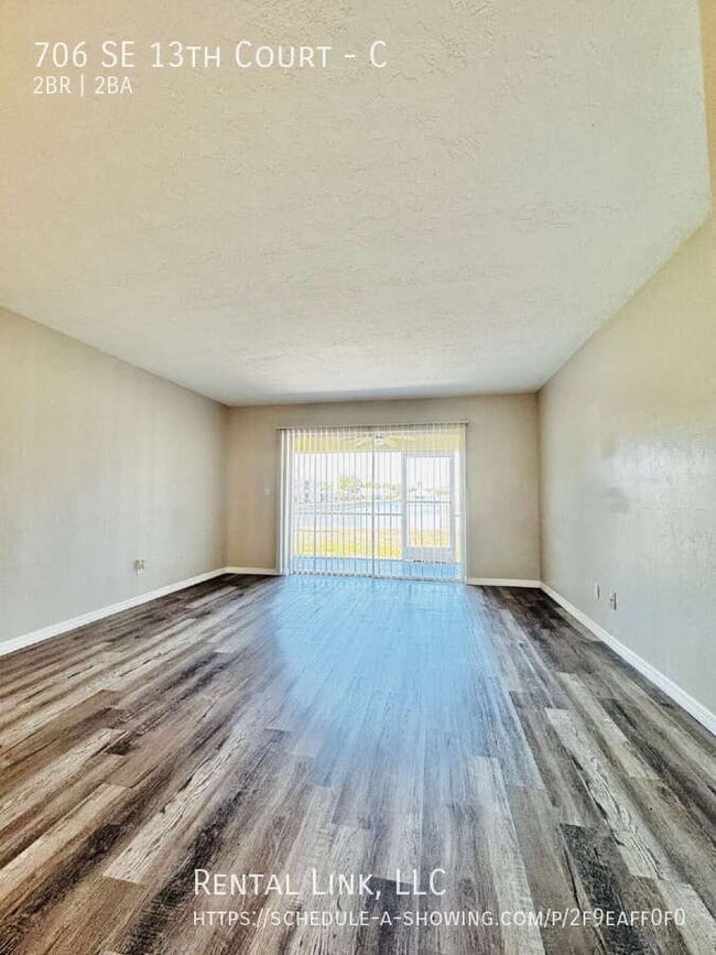 Foto del edificio - 706 SE 13th Ct