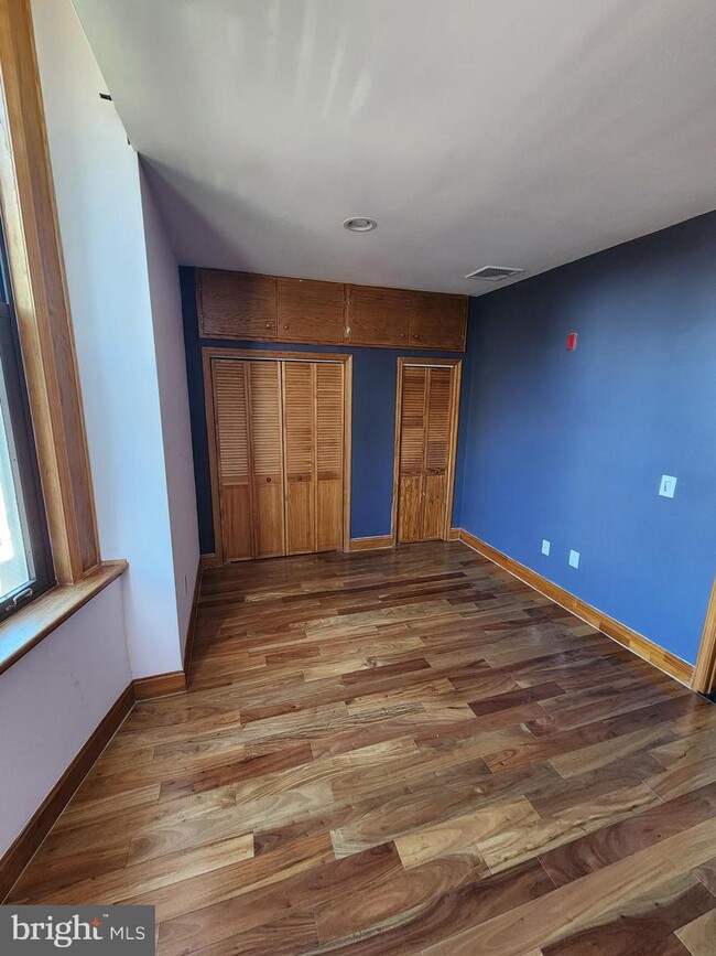 Building Photo - 1338 W Girard Ave