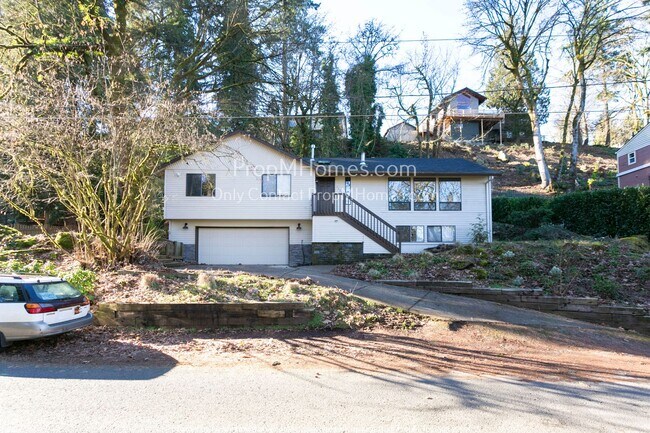 Foto del edificio - Stunning Five-Bedroom Rental in Milwaukie,...