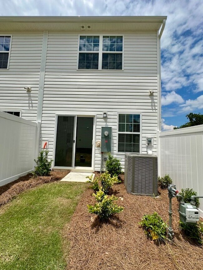 Building Photo - Brand New 2 Bed, 2.5 Bath Townhome in Atwo...