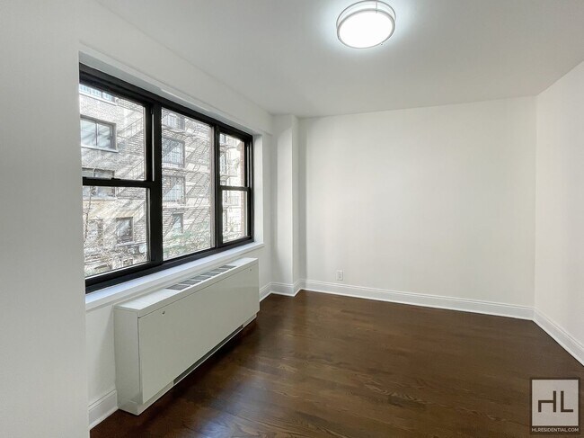 Foto del edificio - E 56th St | Sutton Place | 1BR / Flex-2 / 1BA | Avail June 1 | Doorman | Laundry | NO Broker's Fees!