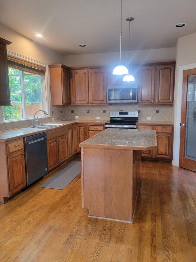 Building Photo - Beautiful 4 bd 2.5 bath