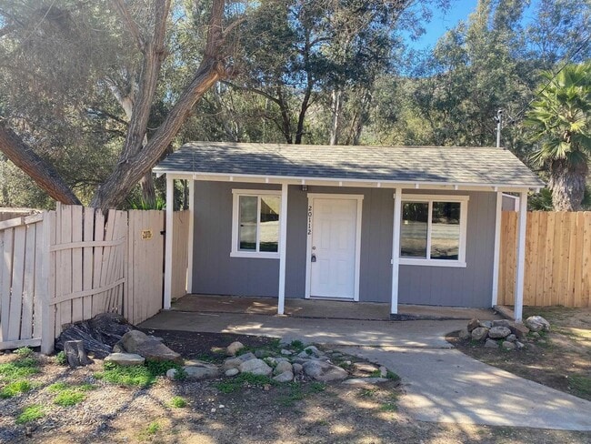 Very cute 1/1 House - 20112 Date Ln