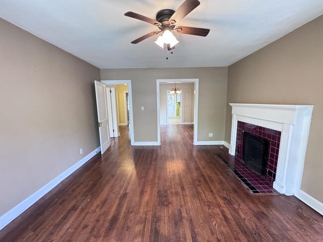 Building Photo - 819 N Forest Dr