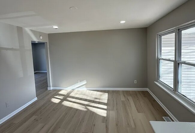 Foto del edificio - 3 bedroom 1 bathroom on a quiet street!