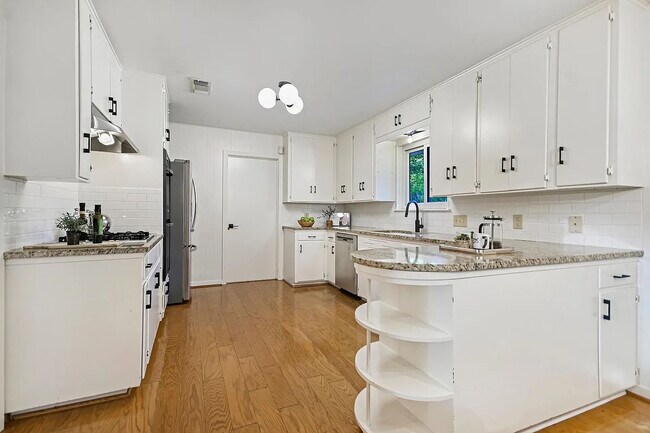 Foto del edificio - 6207 Shoal Creek Dr W