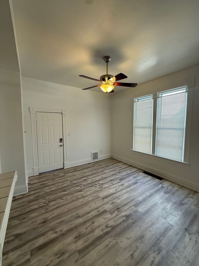 Foto del edificio - 1334 N Downing St