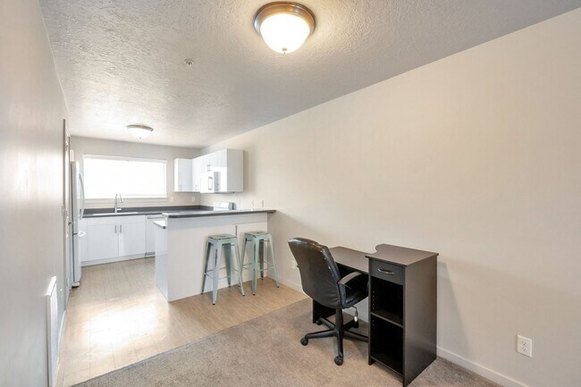 Building Photo - Beautiful Orem Condo