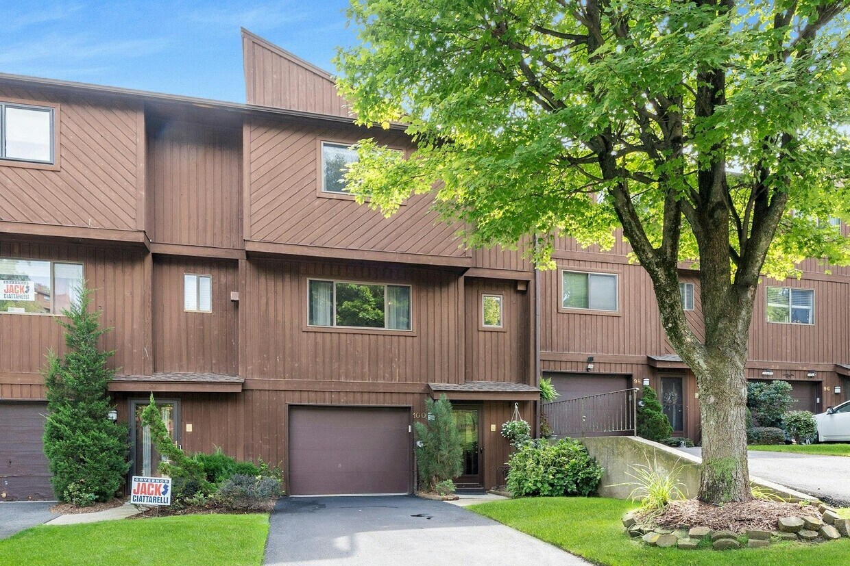 Primary Photo - 100 Metro Vista Dr