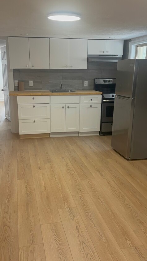 Kitchen - 8 White Pine Av