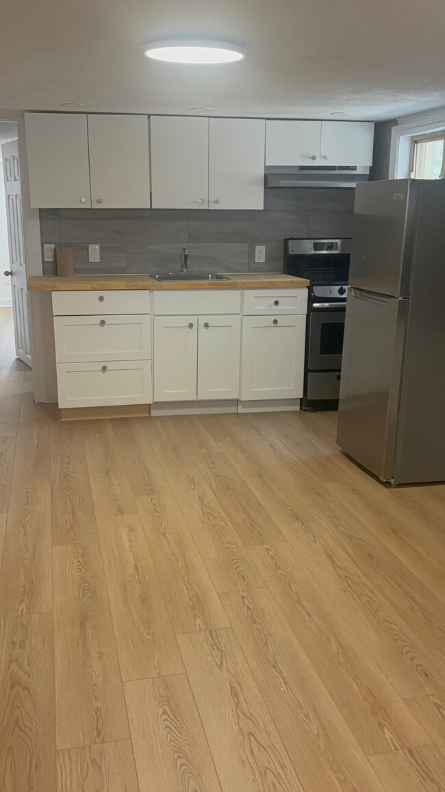 Building Photo - 8 White Pine Av