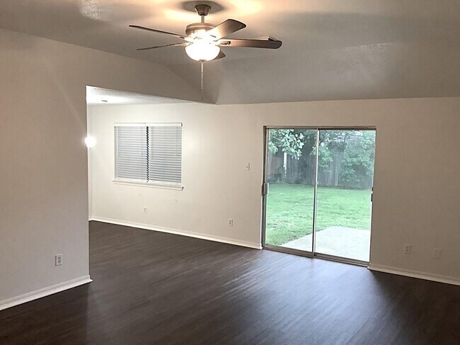Foto del edificio - 28718 Sedgefield St