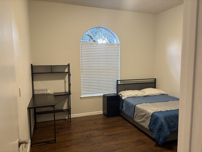 Building Photo - 160 Reserve Cir