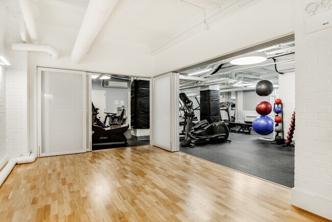 Foto del edificio - 301 E 21st St