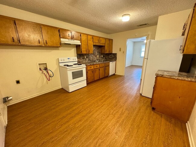 Building Photo - 360 Virtual Tour Available