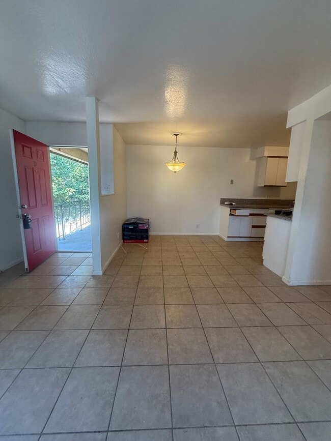 Building Photo - 2 Bedroom 2 Bath Upstairs Unit in Granite Bay