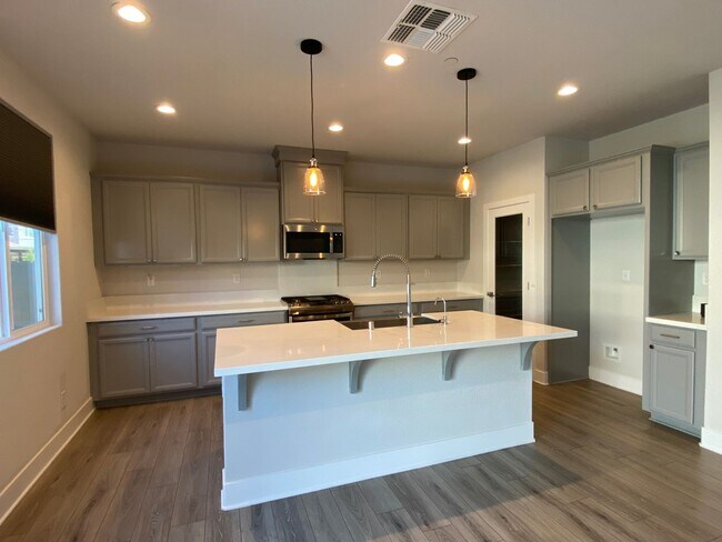 Foto del edificio - Coming soon  - Beautiful and NEW 4 bed / 3 Bath