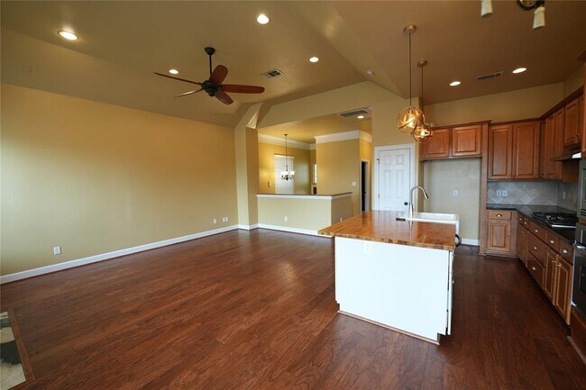 Building Photo - 10819 Almeda Park Dr