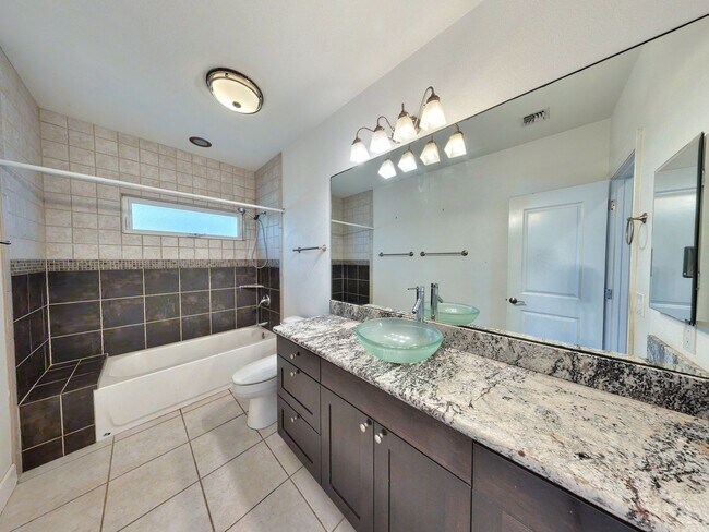 Building Photo - Spacious and centrally located 3-Bed / 2 -Bath in Wailuku