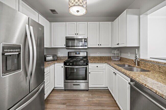 Foto del edificio - 7011 Falls Reach Dr