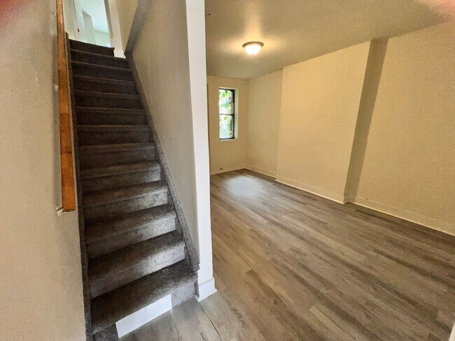 Building Photo - Newly Renovated 4 Bedroom Home w/ Washer &...