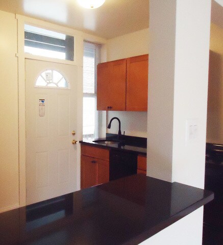 Foto del edificio - 3748 N Pine Grove Ave