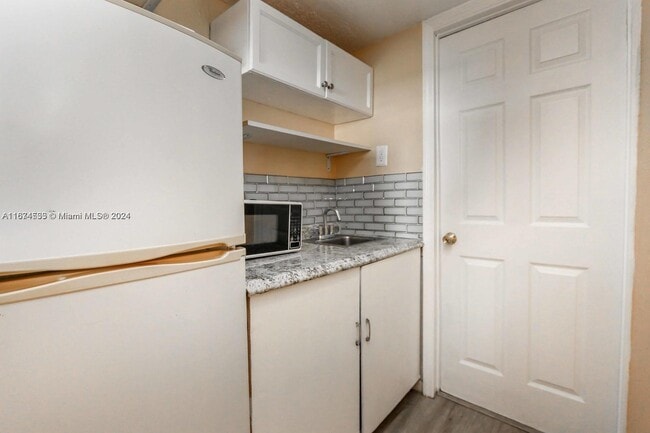 Building Photo - 1021 SW 104th Ct