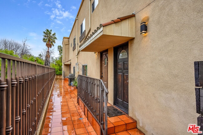 Foto del edificio - 7338 Balboa Blvd