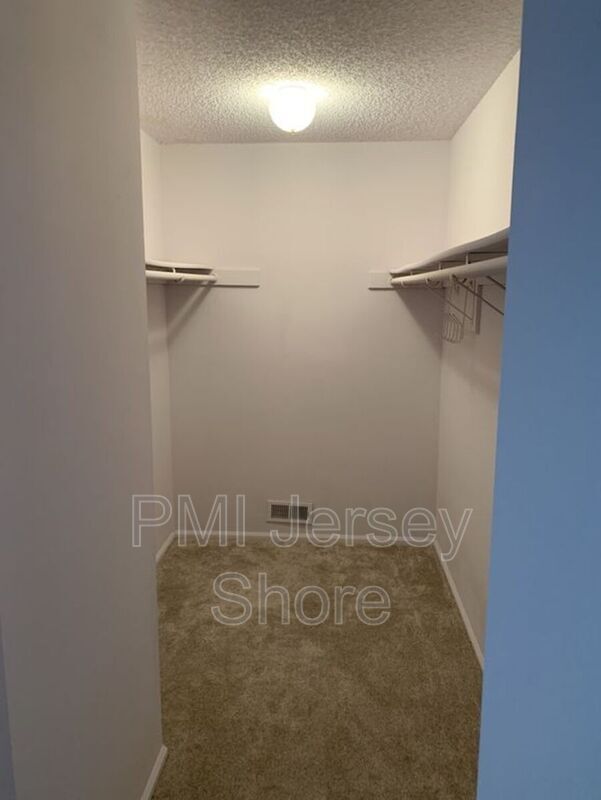 Building Photo - 498 Danbury Ln