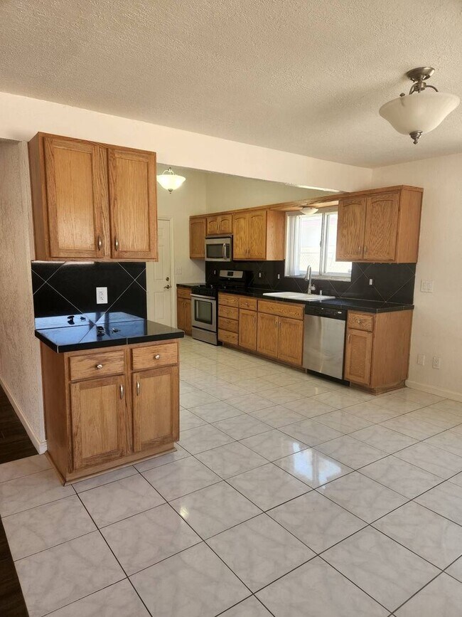 Foto del edificio - 4 Bedroom, 2 Bathroom Home!