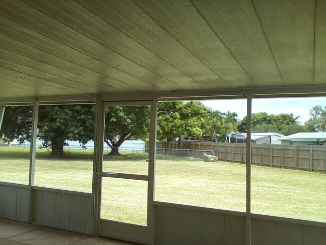 Vista desde el encanto. Patio spells PAZ - 18563 SW 93rd Pl