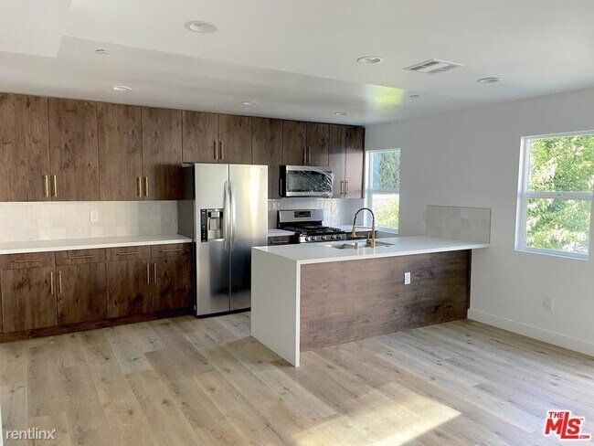 Foto del edificio - 4 br, 3.5 bath Condo - 1552 1/2 Winona Blvd