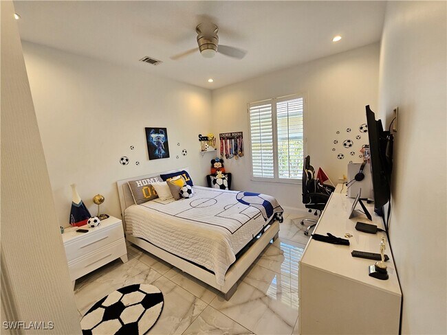 Foto del edificio - 8122 Wilshire Lakes Blvd