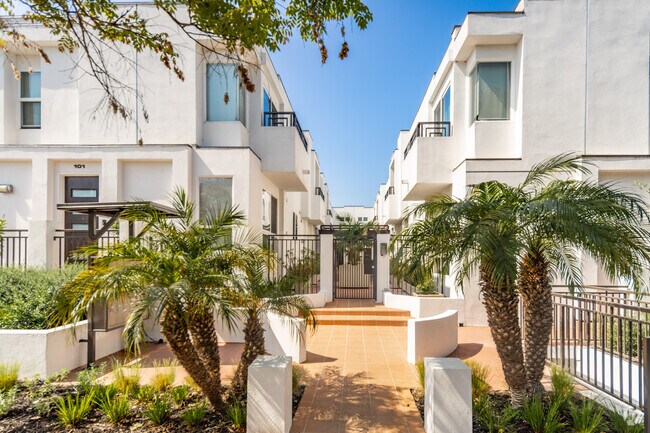 Entrance - 2512 28th St